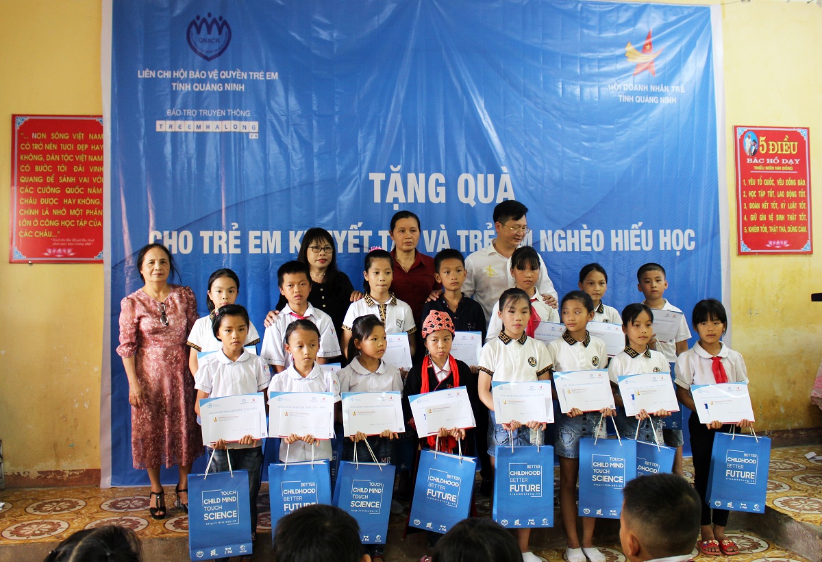 Gần 180 triệu đồng đến với trẻ em khuyết tật và trẻ em nghèo hiếu học tại Quảng Ninh