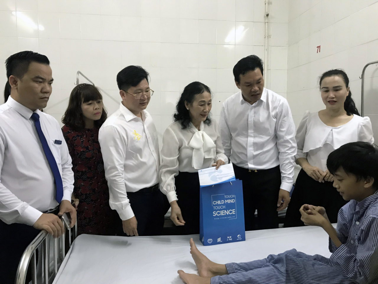 Gần 180 triệu đồng đến với trẻ em khuyết tật và trẻ em nghèo hiếu học tại Quảng Ninh