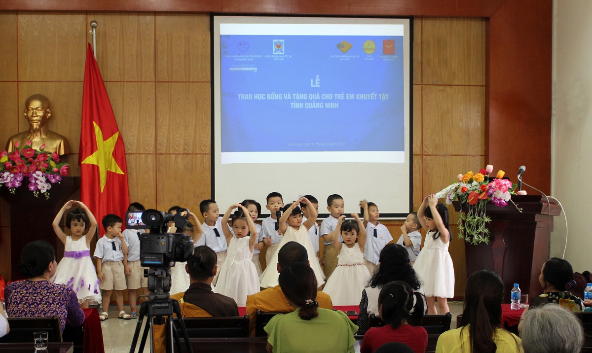 Trao học bổng và tặng quà cho trẻ em khuyết tật tỉnh Quảng Ninh năm 2019